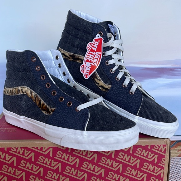 Vans Men’s Sk8-Hi
Subtle Safari Asphalt
VN0A5JMJ107
Sneakers - Picture 4 of 16